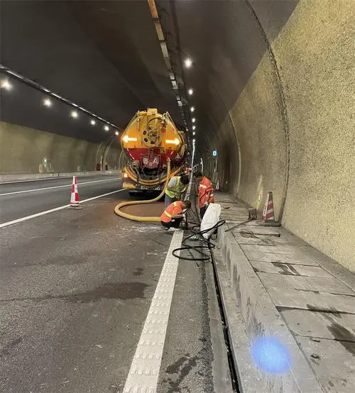 濠江隧道排水渠清淤